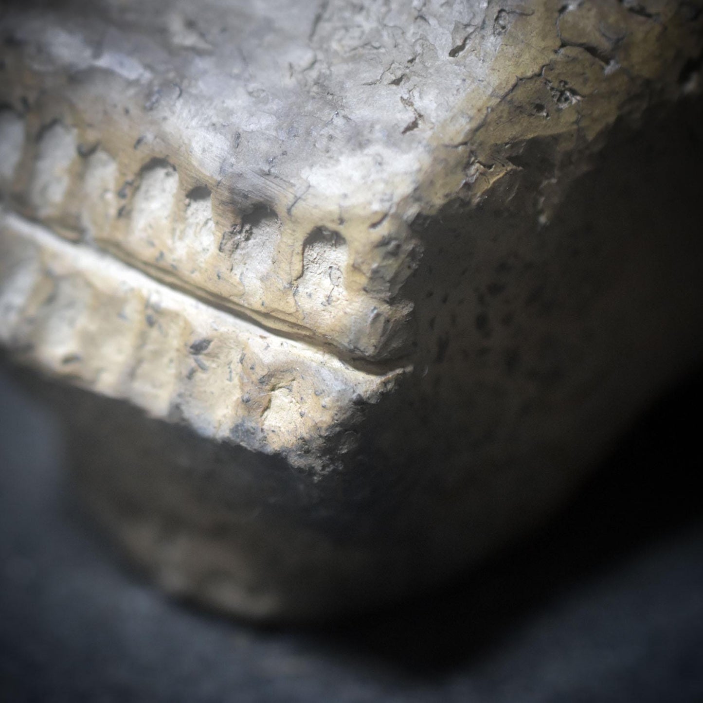 Tor zwischen den Welten – Schädel in Rauchbrandkunst als 4-in-1 Räuchergefäß - Duftlampe, Räucherstövchen, Teelichthalter - Art.Nr.: RÄG056