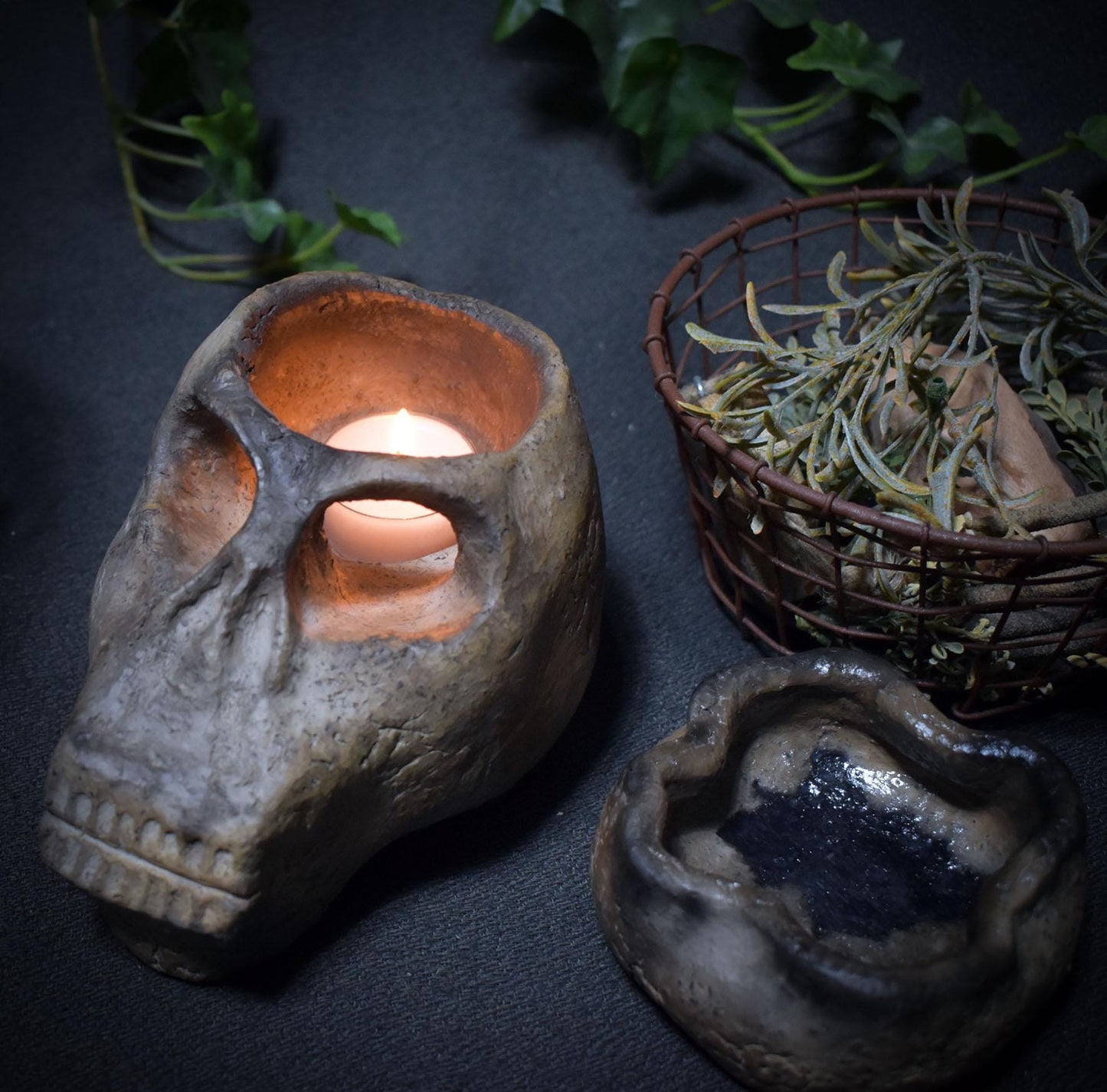 Tor zwischen den Welten – Schädel in Rauchbrandkunst als 4-in-1 Räuchergefäß - Duftlampe, Räucherstövchen, Teelichthalter