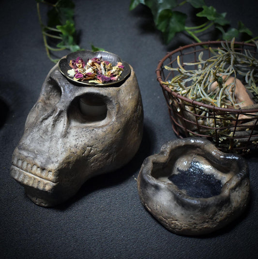 Tor zwischen den Welten – Schädel in Rauchbrandkunst als 4-in-1 Räuchergefäß - Duftlampe, Räucherstövchen, Teelichthalter - Art.Nr.: RÄG056