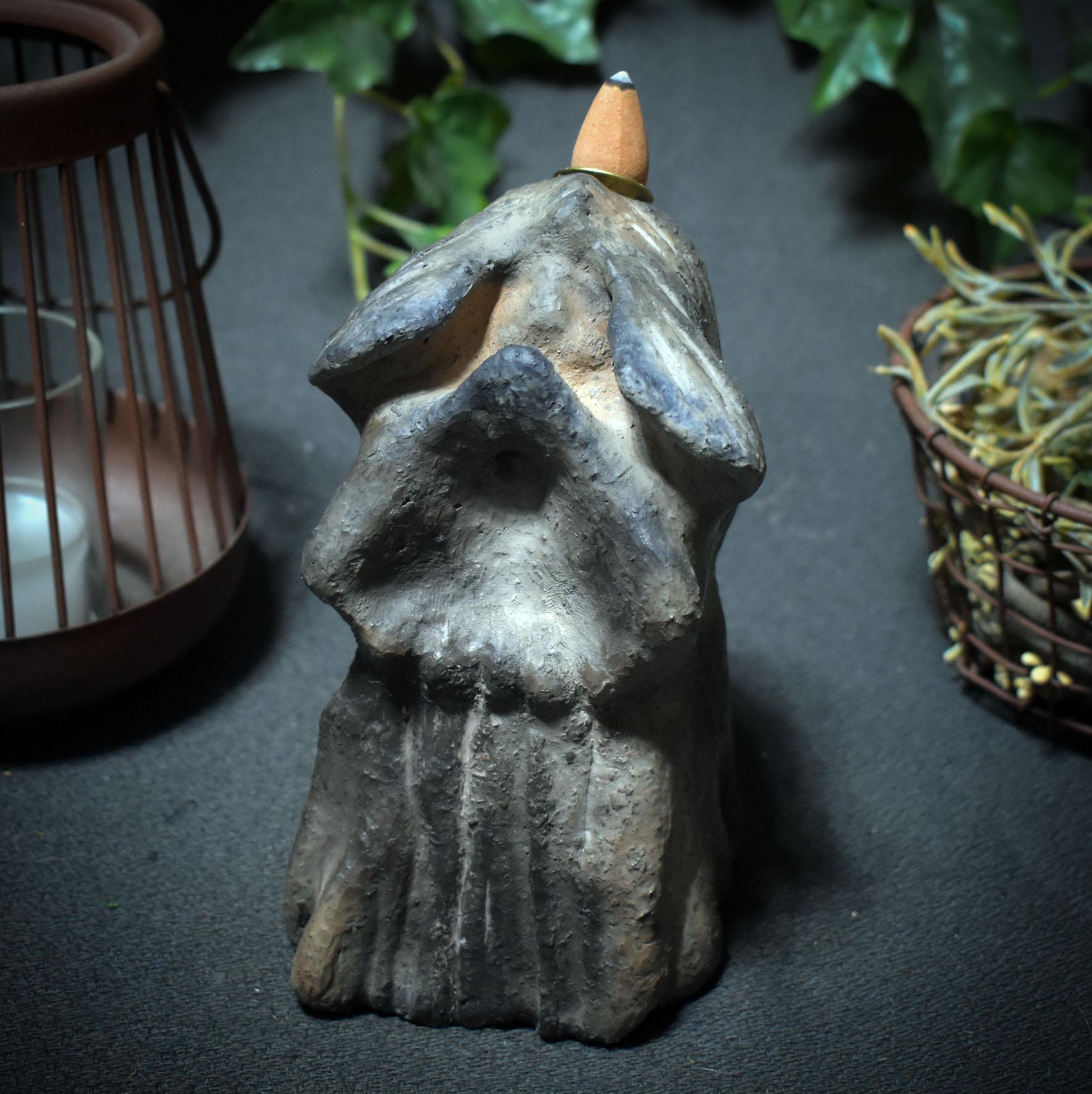 Mystische Wächterin – Handgefertigte Figur in traditioneller Rauchbrandkunst mit Rückfluss-Räucherkegelhalter - Art.Nr.: RÄH026