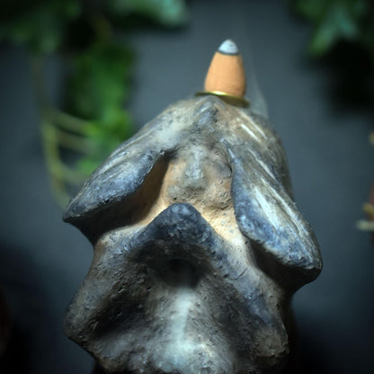 Mystische Wächterin – Handgefertigte Figur in traditioneller Rauchbrandkunst mit Rückfluss-Räucherkegelhalter - Art.Nr.: RÄH026