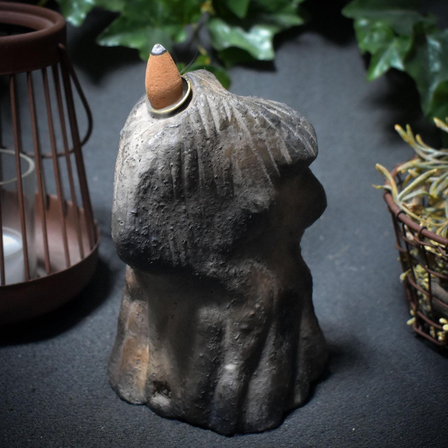 Mystische Wächterin – Handgefertigte Figur in traditioneller Rauchbrandkunst mit Rückfluss-Räucherkegelhalter - Art.Nr.: RÄH026