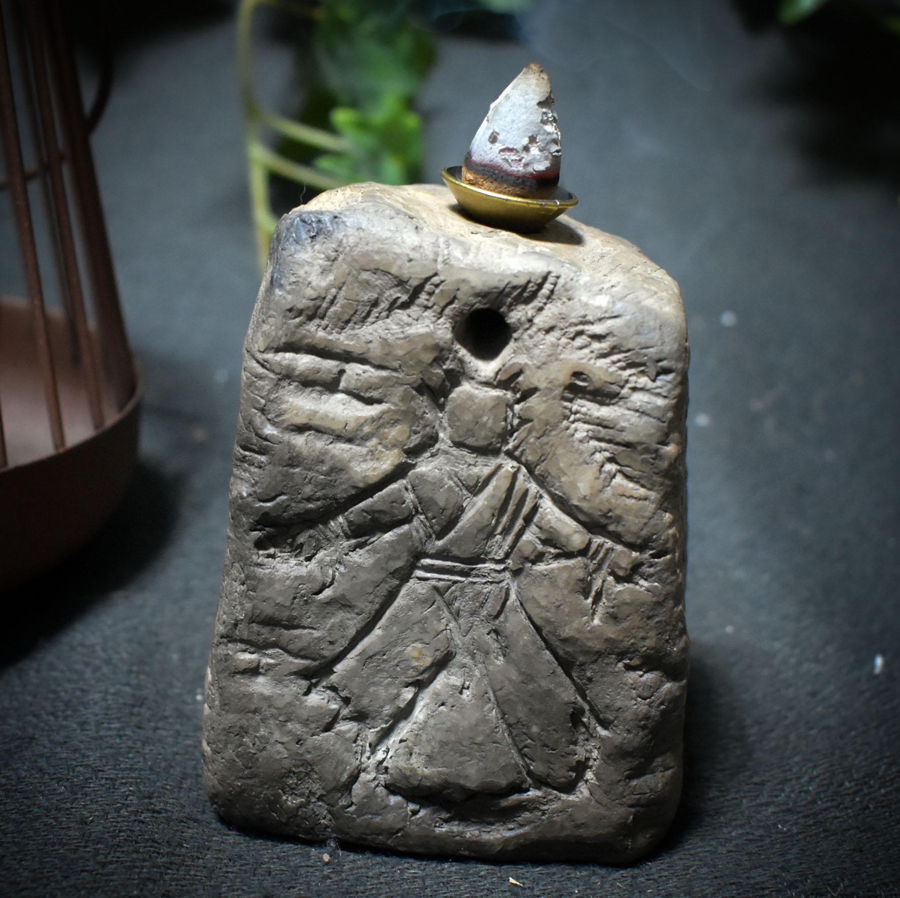 Handgefertigtes Relief mit Rückfluss-Räucherkegelhalter - nordisches Schutzsymbol - Strohpuppe- Relief - Art.Nr.: RÄH029