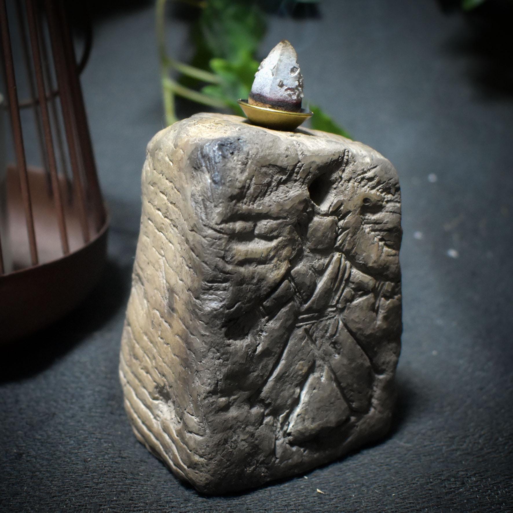 Handgefertigtes Relief mit Rückfluss-Räucherkegelhalter - nordisches Schutzsymbol - Strohpuppe- Relief