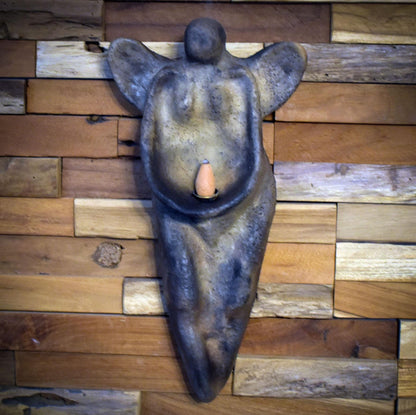 Handgearbeitete Figur in Form eines Engels als spirituelle Wanddeko mit Rückfluss-Räucherkegelhalter in Rauchbrandkunst - Art.Nr.: RÄH030