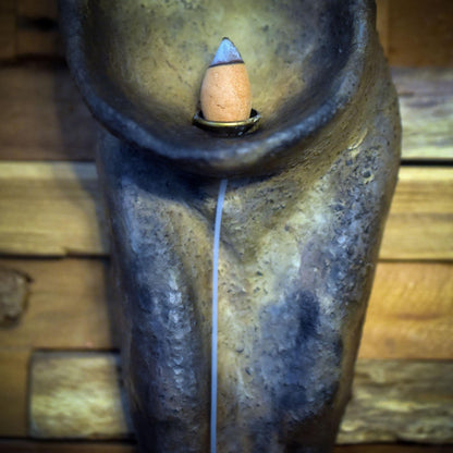 Handgearbeitete Figur in Form eines Engels als spirituelle Wanddeko mit Rückfluss-Räucherkegelhalter in Rauchbrandkunst - Art.Nr.: RÄH030