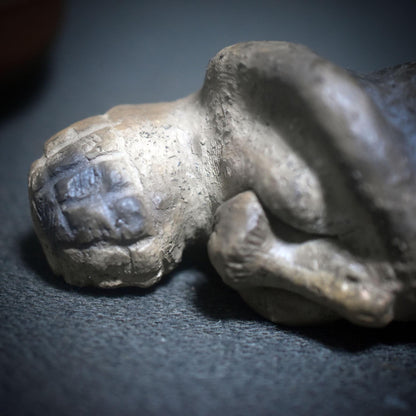 Liegende Ur-Venus mit Pilz – Symbol der Fruchtbarkeit - eigene Interpretation der Venus von Willendorf