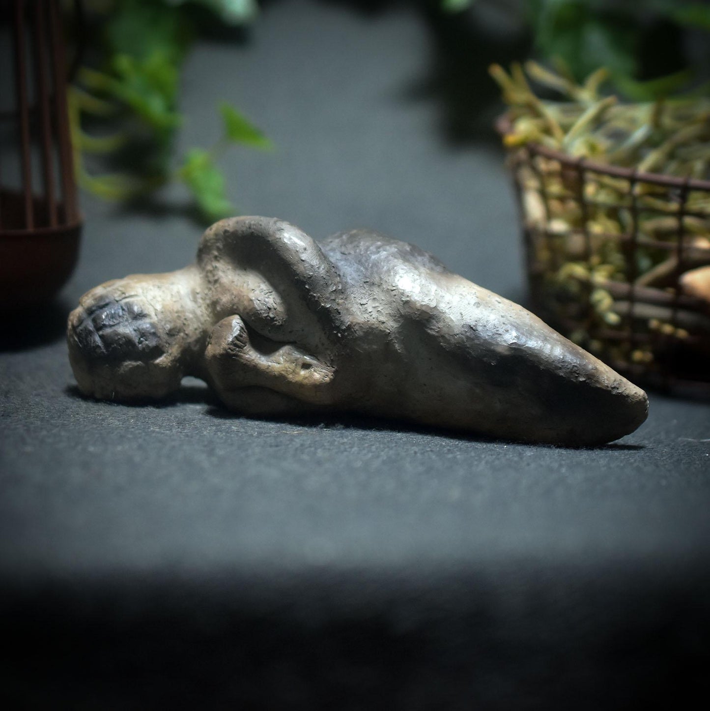 Liegende Ur-Venus mit Pilz – Symbol der Fruchtbarkeit - eigene Interpretation der Venus von Willendorf - Art.: SKU158