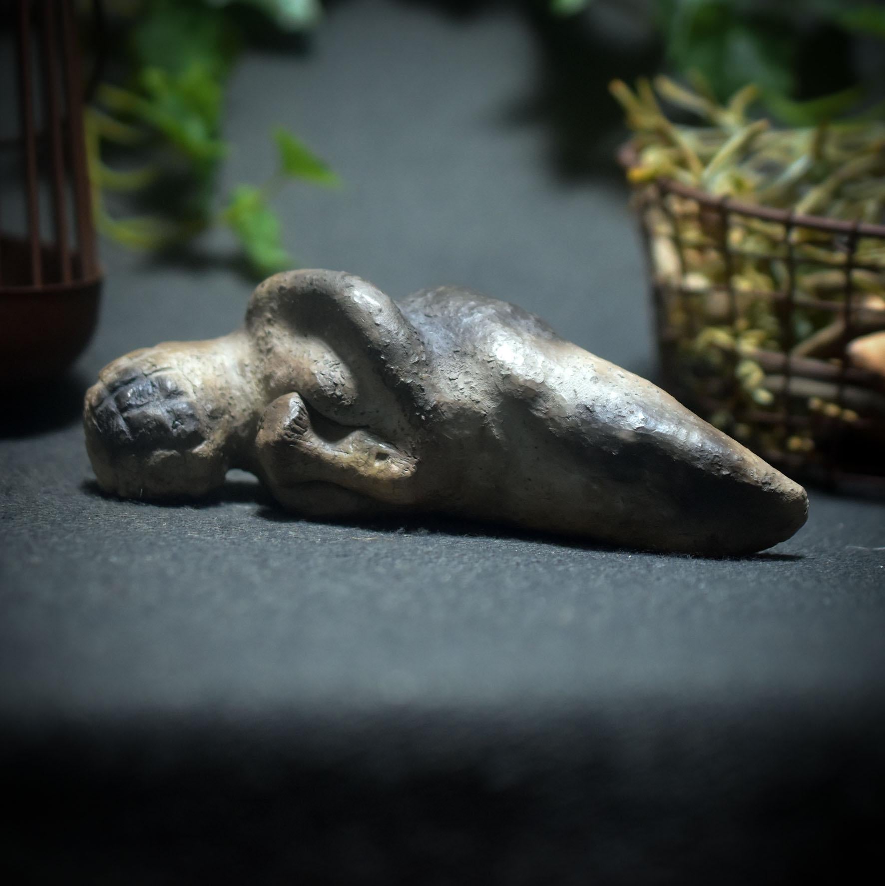 Liegende Ur-Venus mit Pilz – Symbol der Fruchtbarkeit - eigene Interpretation der Venus von Willendorf - Art.: SKU158