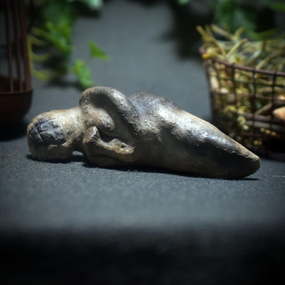 Liegende Ur-Venus mit Pilz – Symbol der Fruchtbarkeit - eigene Interpretation der Venus von Willendorf - Art.: SKU158