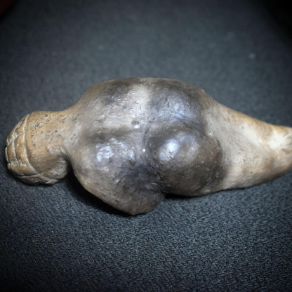 Liegende Ur-Venus mit Pilz – Symbol der Fruchtbarkeit - eigene Interpretation der Venus von Willendorf