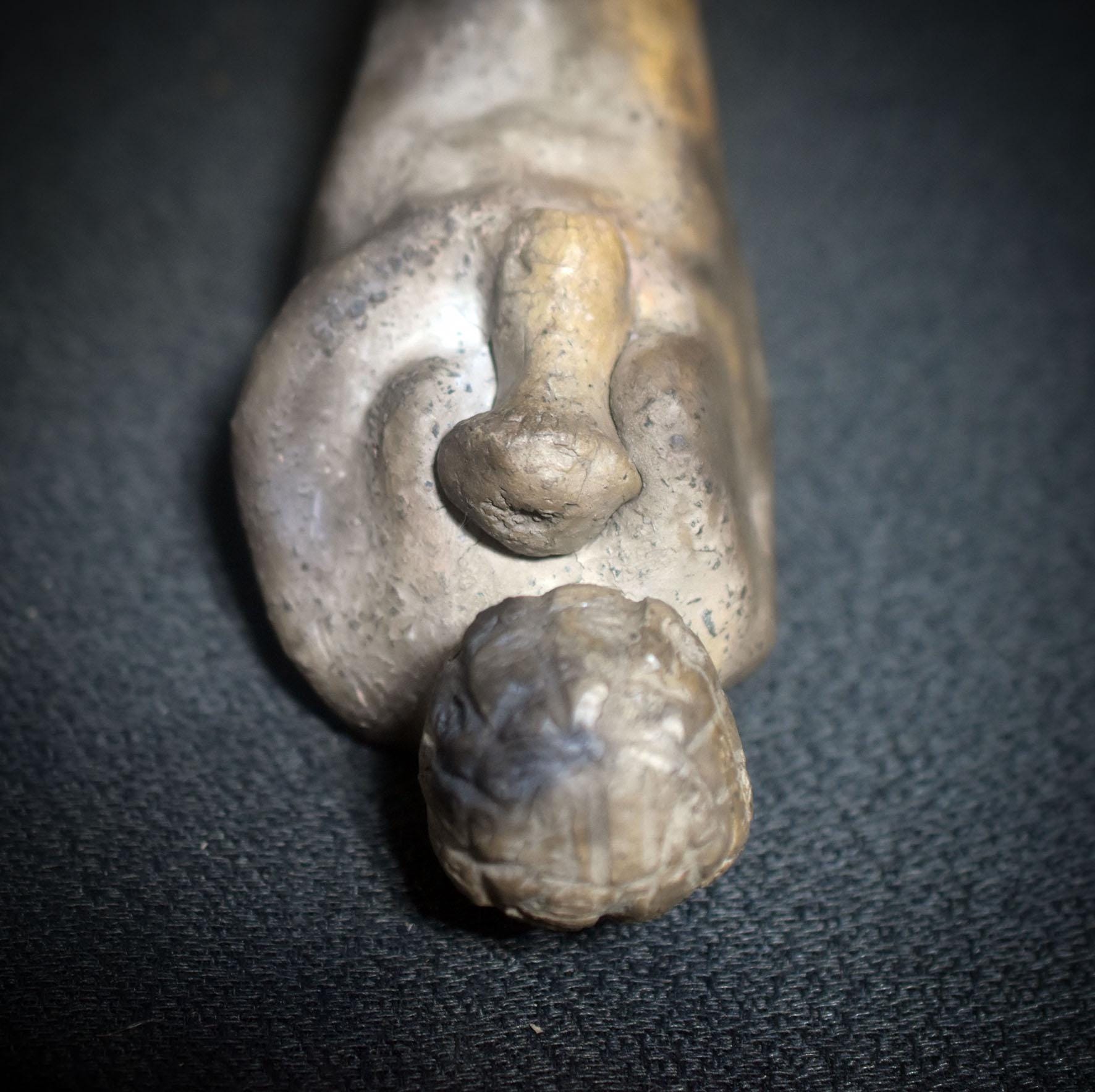 Liegende Ur-Venus mit Pilz – Symbol der Fruchtbarkeit - eigene Interpretation der Venus von Willendorf - Art.: SKU158