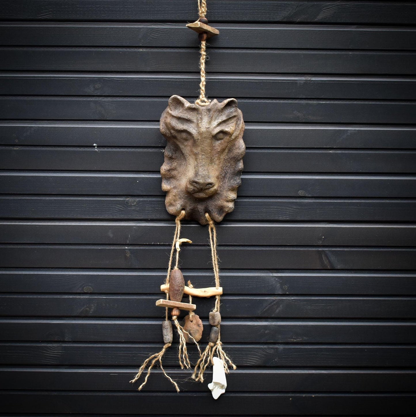 Majestätische Wanddekoration - Krafttier Löwe – Spirituelle Wand Deko aus Ton