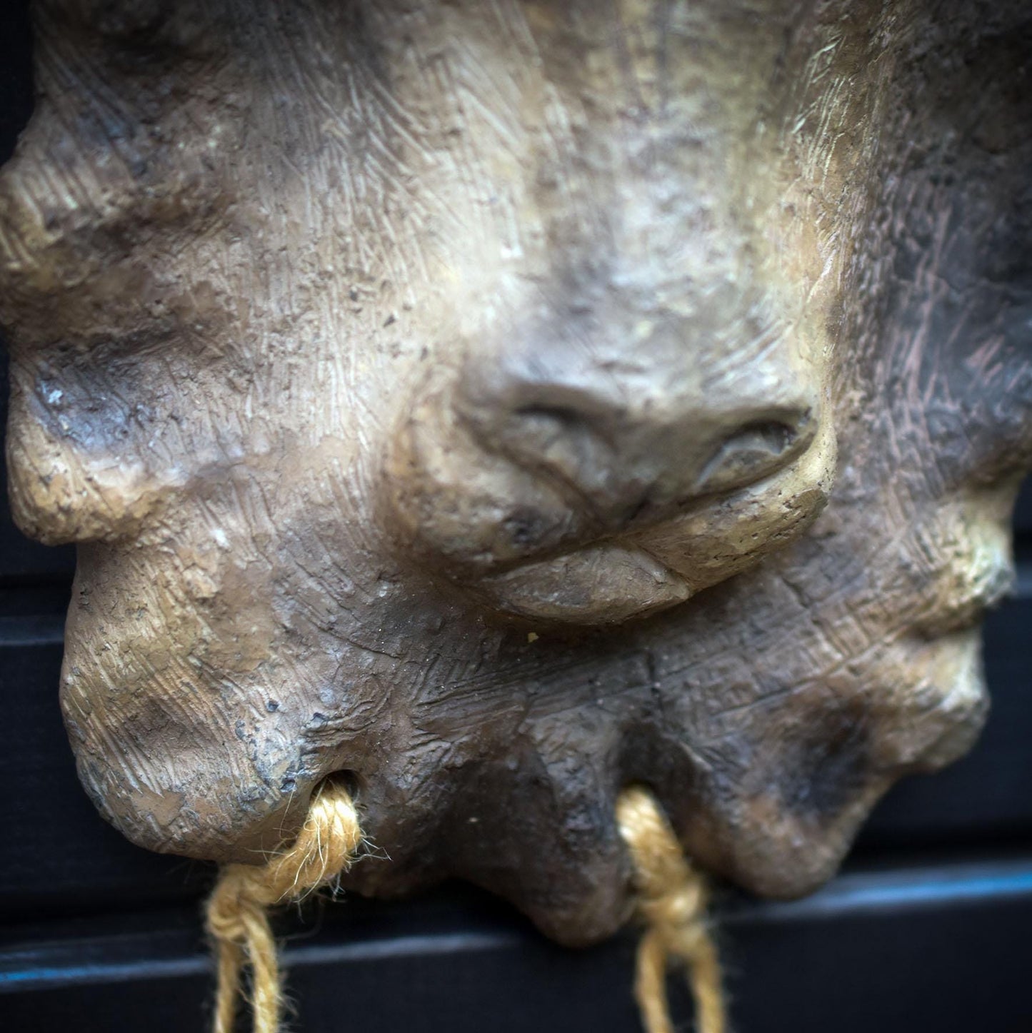 Majestätische Wanddekoration - Krafttier Löwe – Spirituelle Wand Deko aus Ton