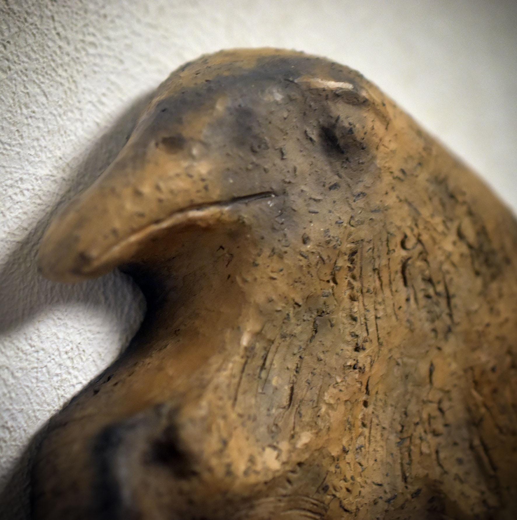 Spiritueller Adler aus traditionell gebranntem Ton – Wanddeko mit Federn & Glocke