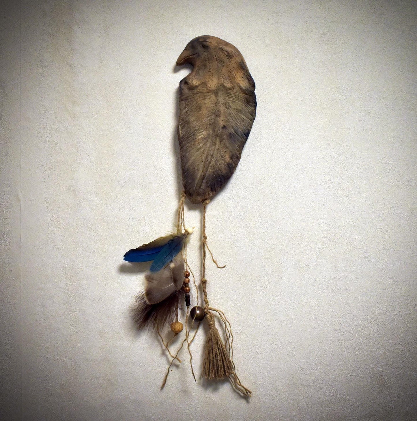 Spiritueller Adler aus traditionell gebranntem Ton – Wanddeko mit Federn & Glocke