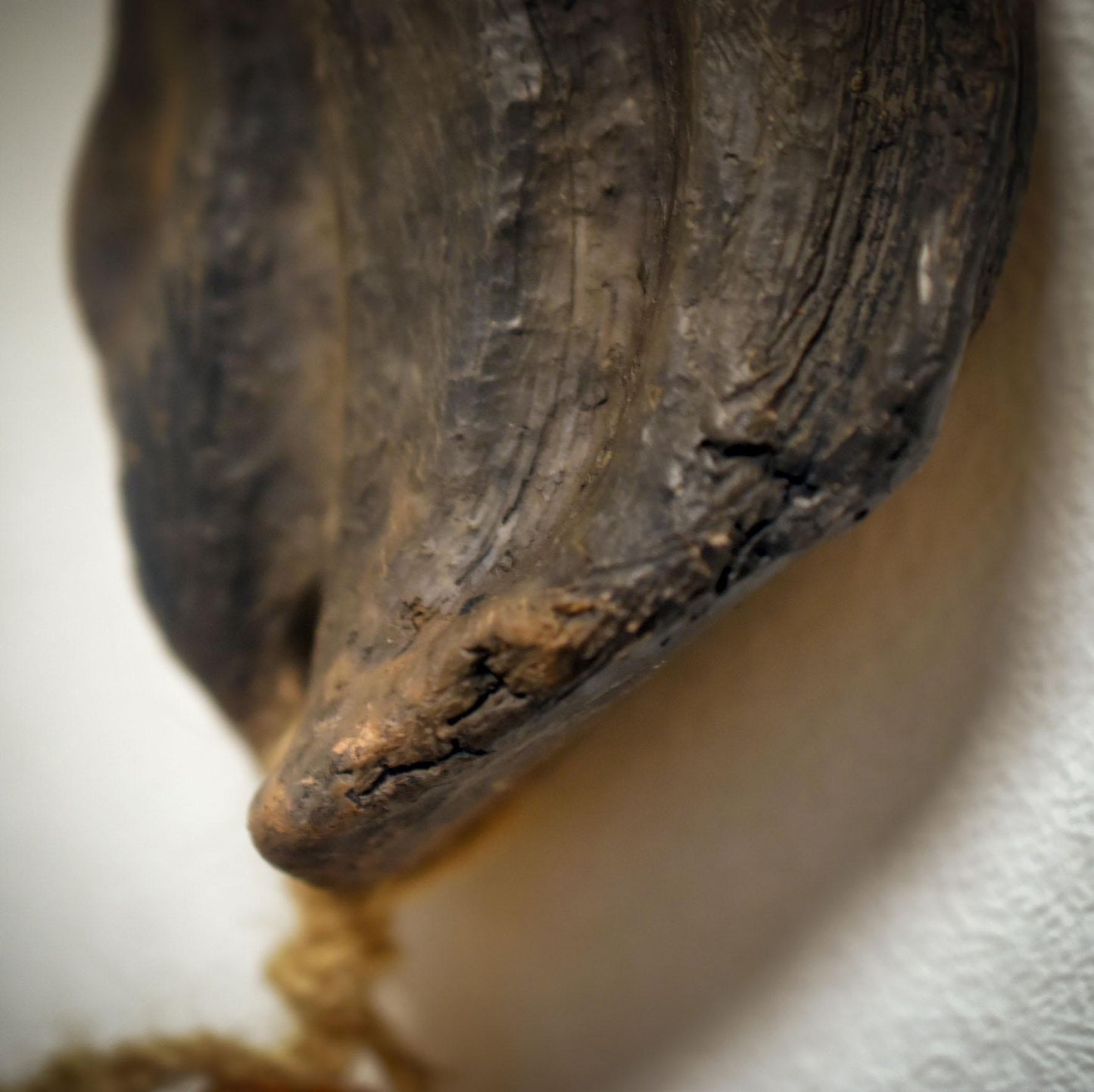 Wanddeko Fuchs – traditionelle Tonkunst mit Holzperlen und bernsteinartiger Harzperle - Art.Nr.: HEX028