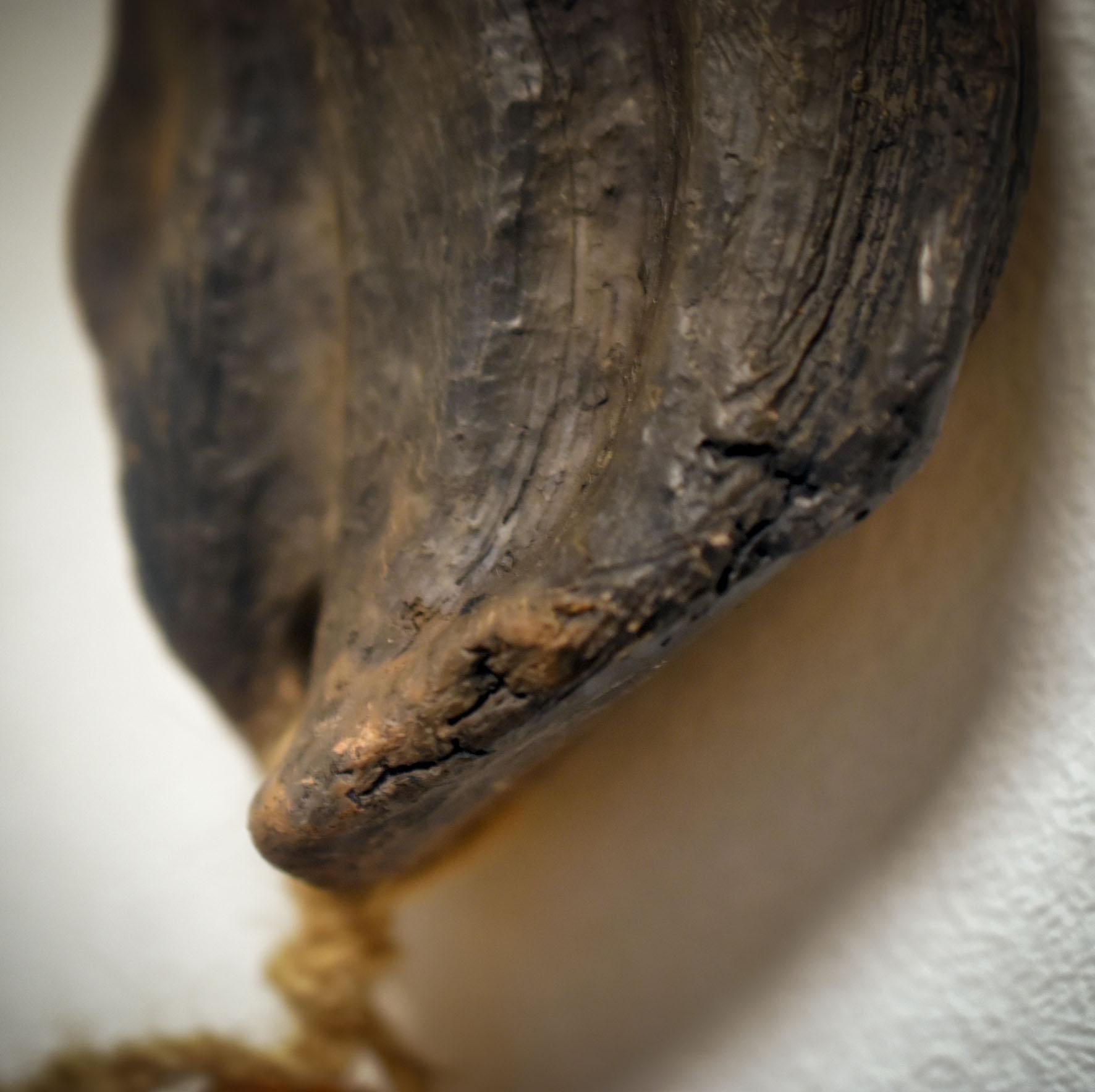 Wanddeko Fuchs – traditionelle Tonkunst mit Holzperlen und bernsteinartiger Harzperle - Art.Nr.: HEX028