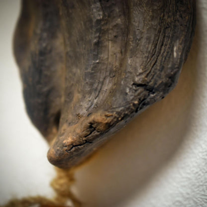 Wanddeko Fuchs – traditionelle Tonkunst mit Holzperlen und bernsteinartiger Harzperle - Art.Nr.: HEX028