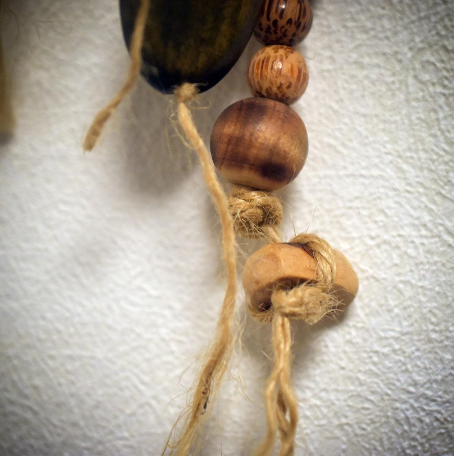 Wanddeko Fuchs – traditionelle Tonkunst mit Holzperlen und bernsteinartiger Harzperle