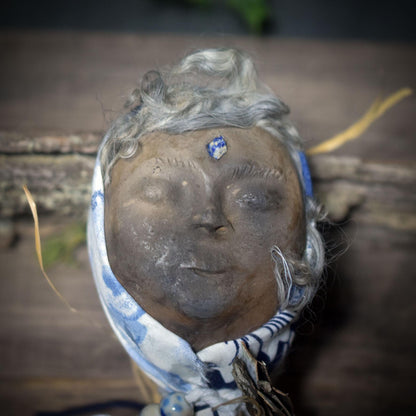 Hüterin des Neubeginns – Spirit Doll aus traditionell gebranntem Ton, Birkenrinde, Wolle & Salbei - Art.Nr.: SDO013