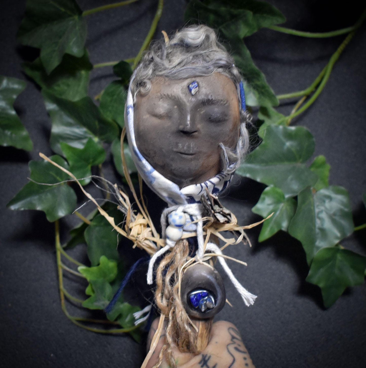 Hüterin des Neubeginns – Spirit Doll aus traditionell gebranntem Ton, Birkenrinde, Wolle & Salbei - Art.Nr.: SDO013