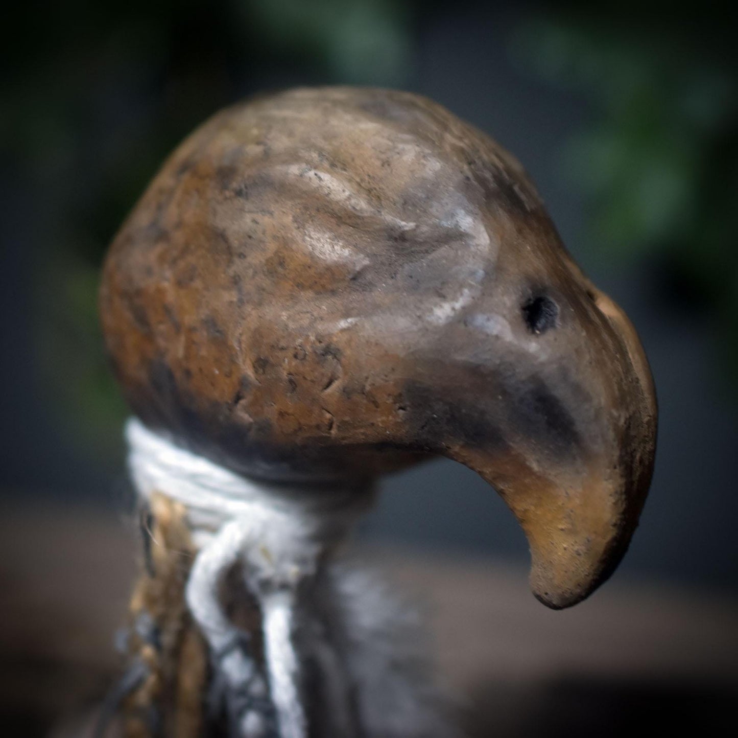 Ritualstab Klarheit – Adlerkopf aus traditionell gebranntem Ton mit Bergkristall - Art.Nr.: RST029