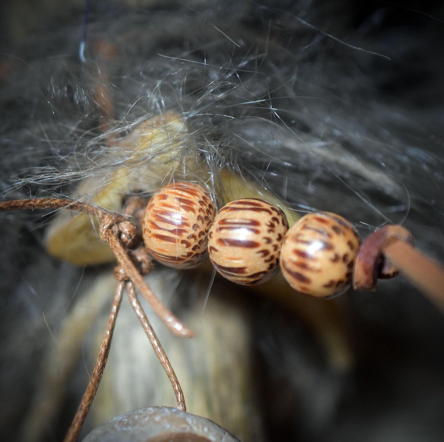 Ritualstab Schutz – Bärenkopf aus traditionell gebranntem Ton, kraftvoll & erdig - Art.Nr.: RST030