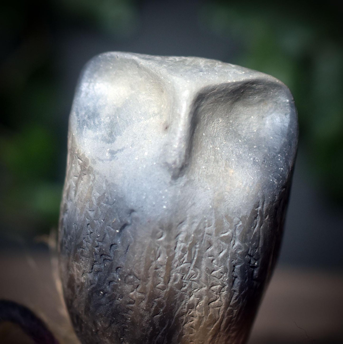 Ritualstab Intuition – Eule aus traditionell gebranntem Ton mit Amethyst & Kupfer - Art.Nr.: RST031