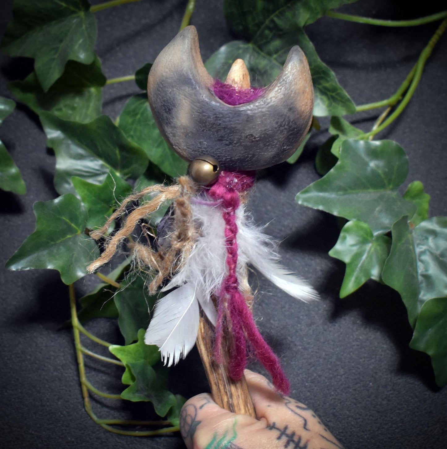 Ritualstab Intuition – Halbmond aus traditionell gebranntem Ton mit Amethyst & Kupfer - Art.Nr.: RST032