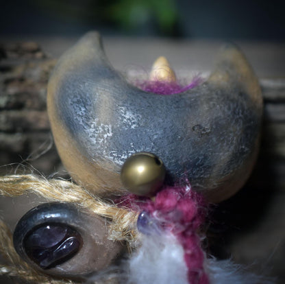 Ritualstab Intuition – Halbmond aus traditionell gebranntem Ton mit Amethyst & Kupfer