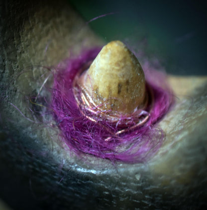 Ritualstab Intuition – Halbmond aus traditionell gebranntem Ton mit Amethyst & Kupfer