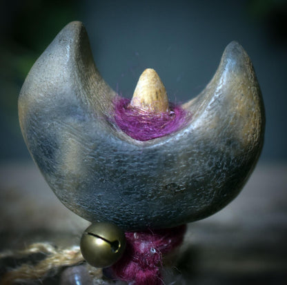 Ritualstab Intuition – Halbmond aus traditionell gebranntem Ton mit Amethyst & Kupfer