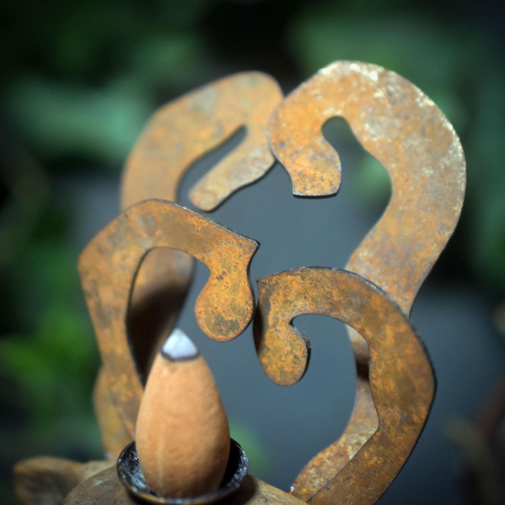 Rückfluss-Räucherkegelhalter Hirsch – Archaische Rauchbrandkunst für das Julfest