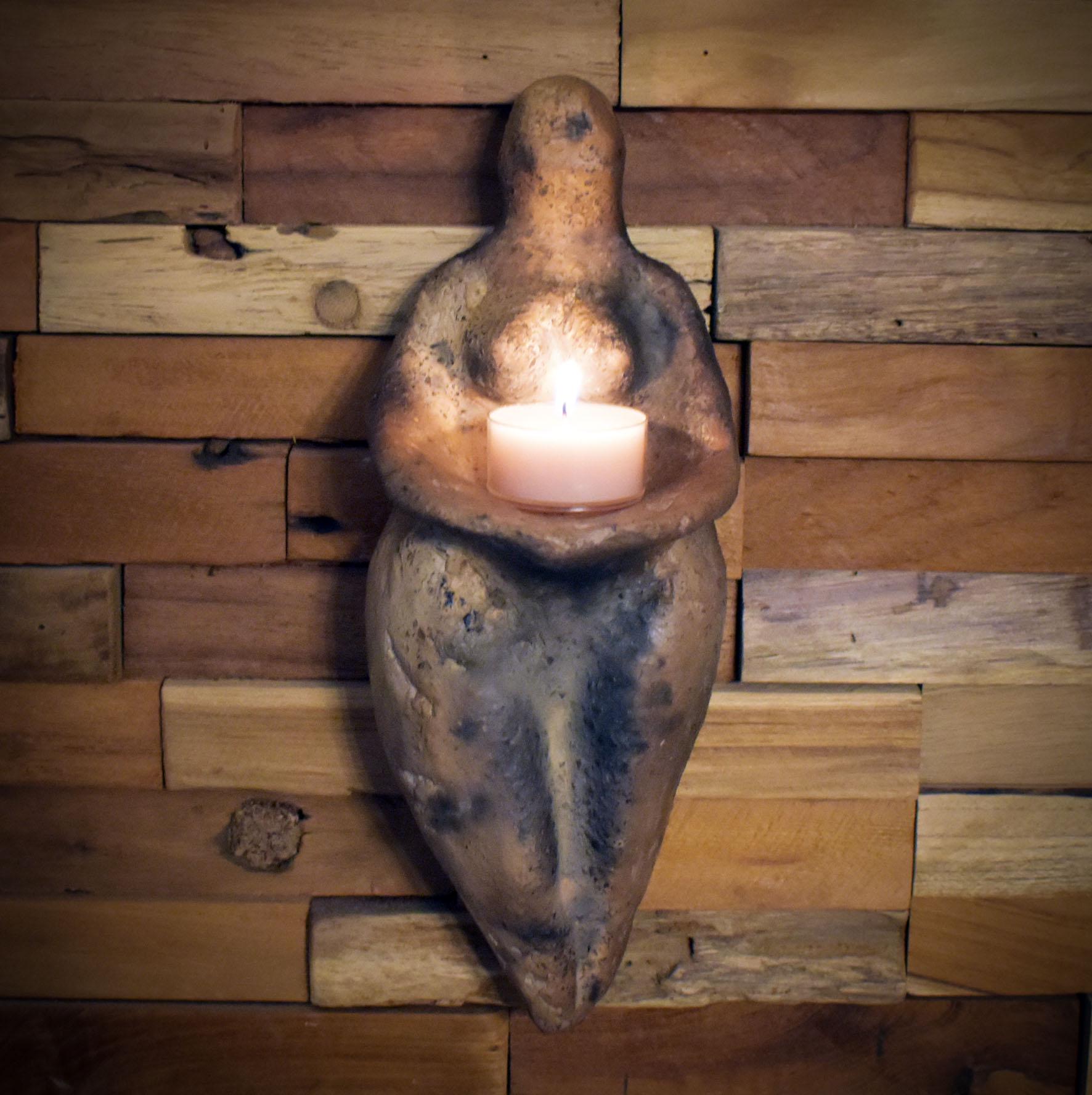 Matriarchale Göttin – Wandskulptur zwischen Opfergabe und Licht- Opferschale/Teelichthalter - Art.Nr.: SKU160