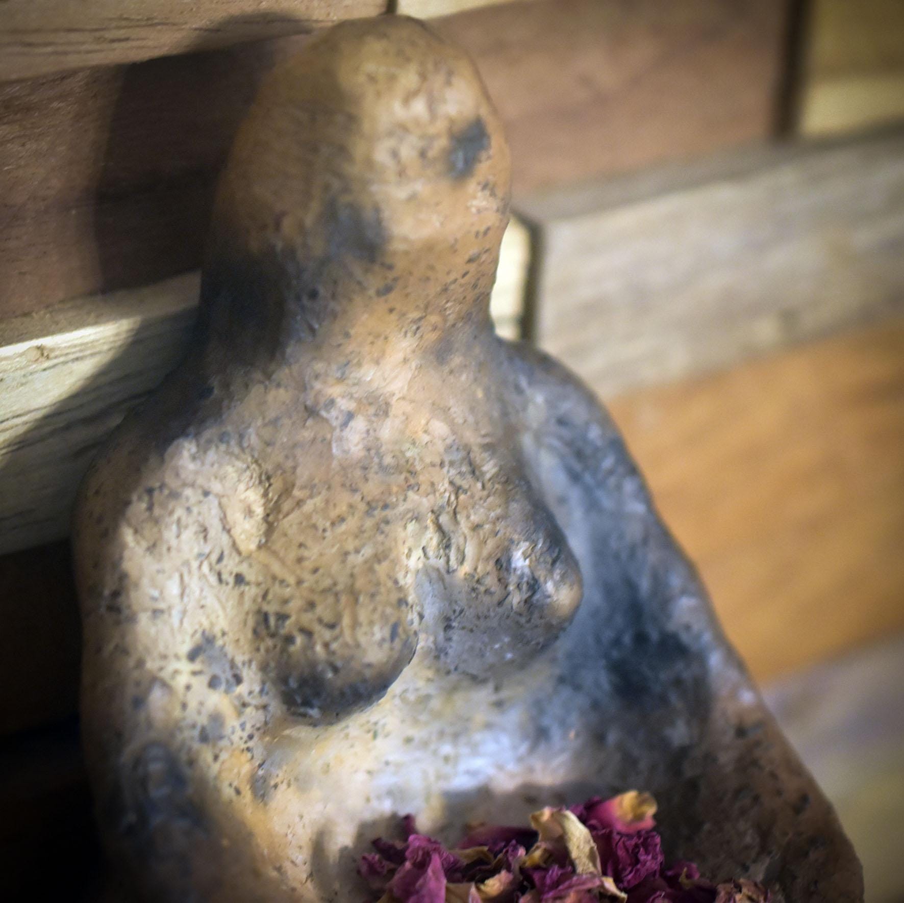 Matriarchale Göttin – Wandskulptur zwischen Opfergabe und Licht- Opferschale/Teelichthalter - Art.Nr.: SKU160