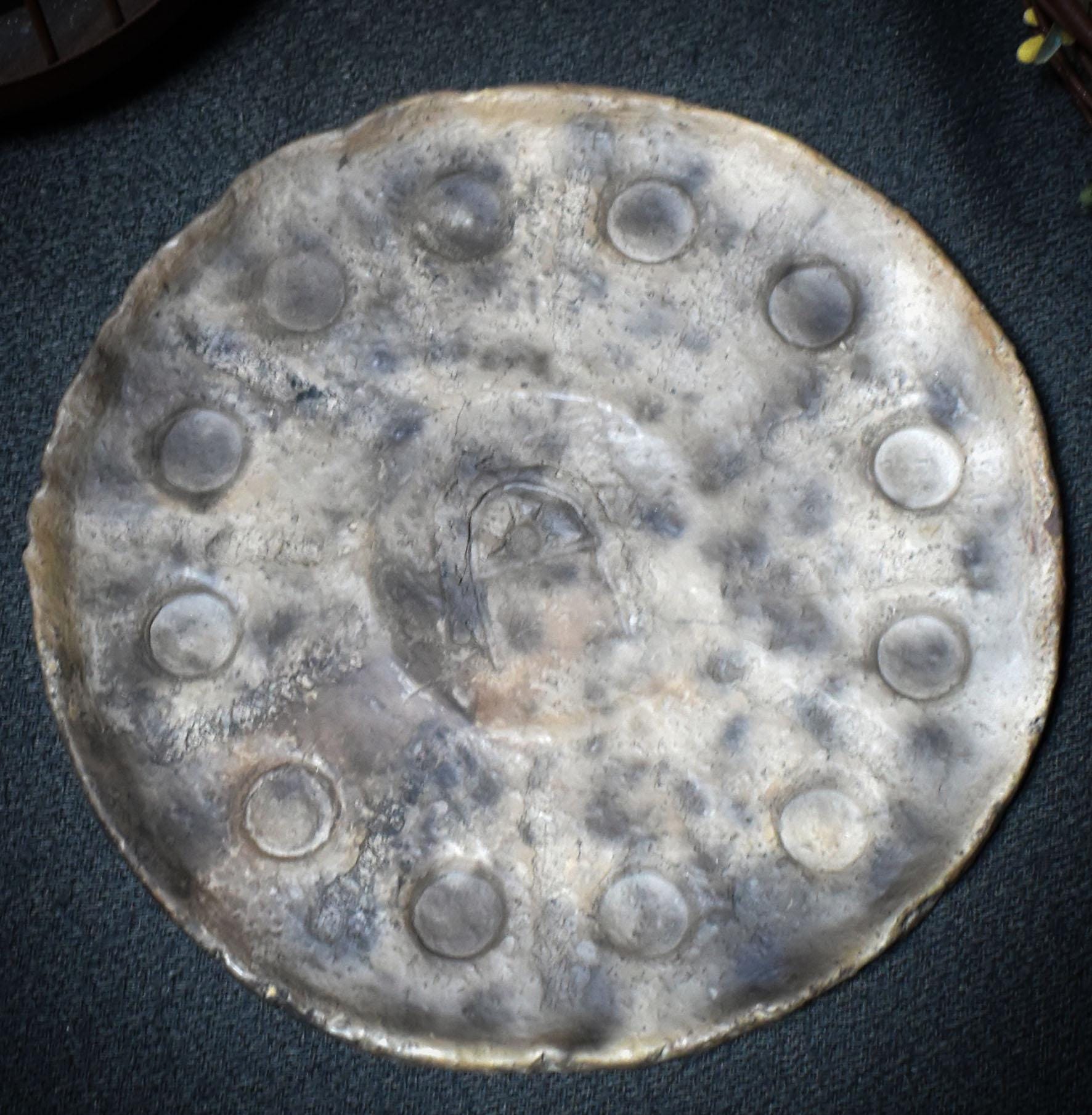 Dein Rauhnachtsbegleiter – Handgefertigter Ritualteller mit 12 Monatsmulden und wählbarem Symboldesign - Art.Nr.: JUL006