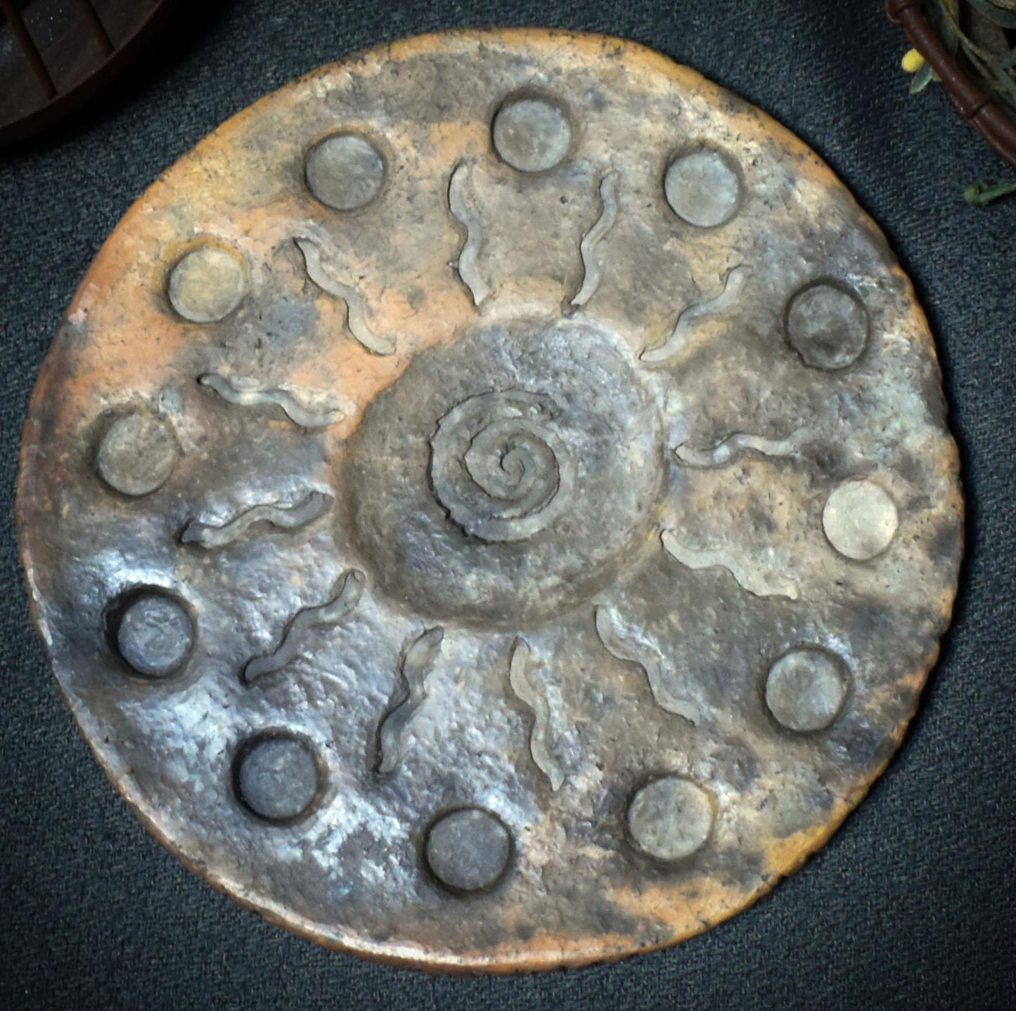 Dein Rauhnachtsbegleiter – Handgefertigter Ritualteller mit 12 Monatsmulden und wählbarem Symboldesign - Art.Nr.: JUL006