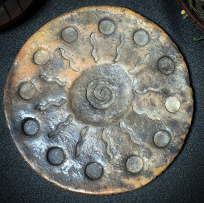 Dein Rauhnachtsbegleiter – Handgefertigter Ritualteller mit 12 Monatsmulden und wählbarem Symboldesign - Art.Nr.: JUL006