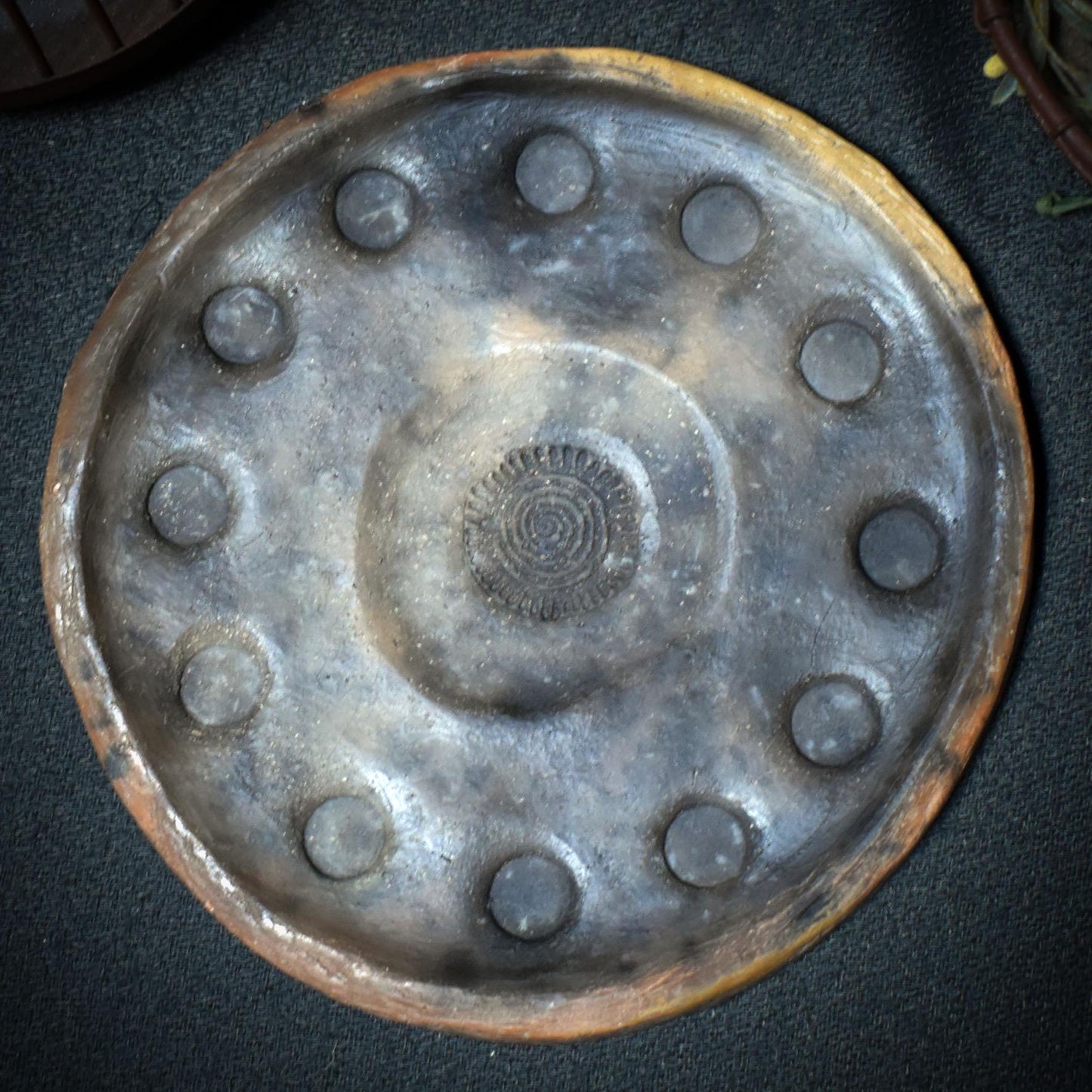 Dein Rauhnachtsbegleiter – Handgefertigter Ritualteller mit 12 Monatsmulden und wählbarem Symboldesign - Art.Nr.: JUL006