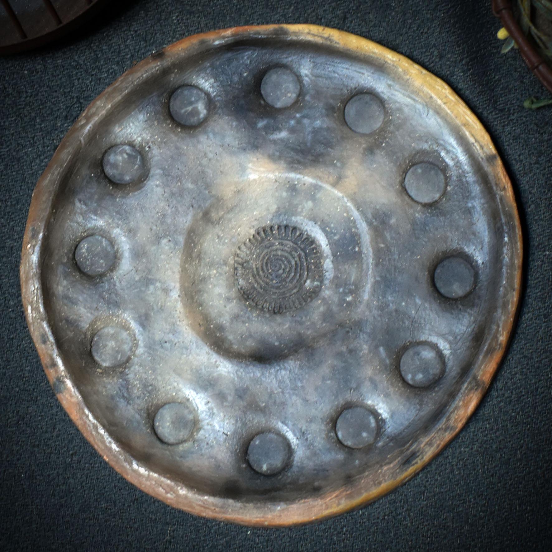 Dein Rauhnachtsbegleiter – Handgefertigter Ritualteller mit 12 Monatsmulden und wählbarem Symboldesign - Art.Nr.: JUL006