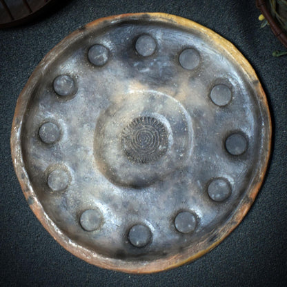 Dein Rauhnachtsbegleiter – Handgefertigter Ritualteller mit 12 Monatsmulden und wählbarem Symboldesign - Art.Nr.: JUL006