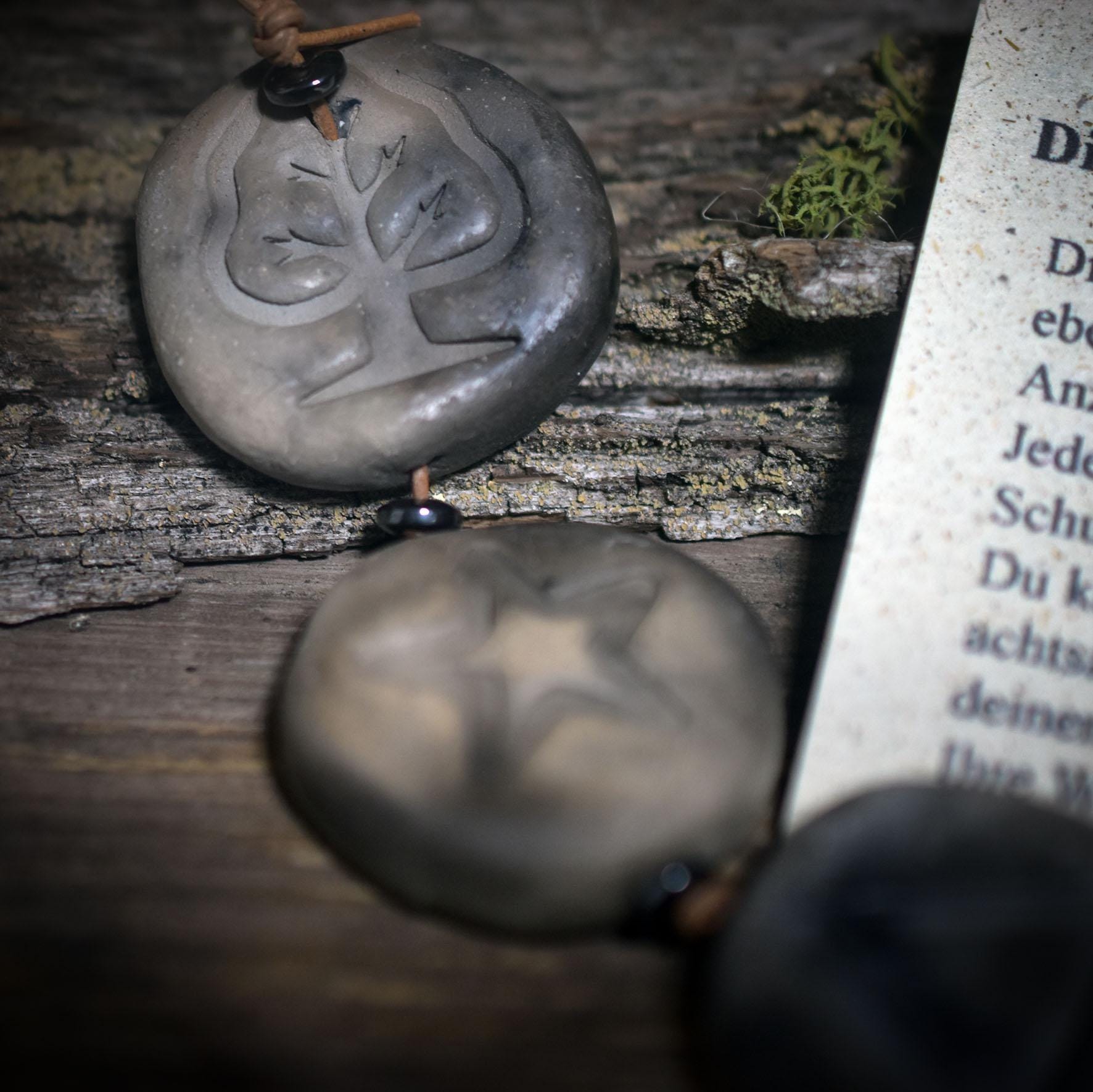 Weg der Ahnen – Rauchbrand-Kette mit 7 Steinen für Erinnerung und Verbindung - Art.Nr.: WKR005