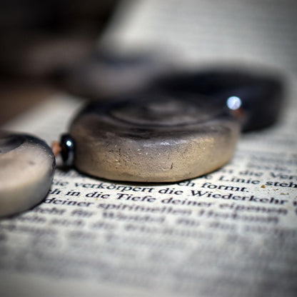 Weg der Ahnen – Rauchbrand-Kette mit 7 Steinen für Erinnerung und Verbindung - Art.Nr.: WKR005