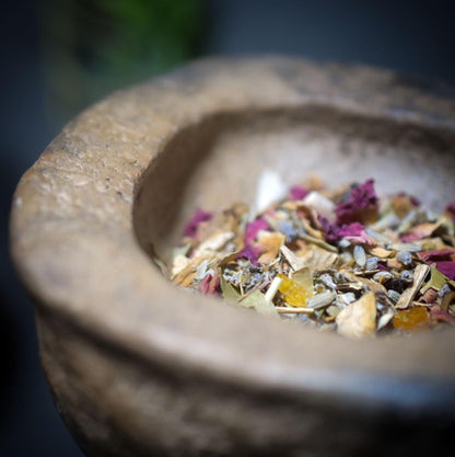 Räucherkelch mit keltischem Knoten – Handgefertigt im Rauchbrand aus Ton - Art.Nr.: RÄG058