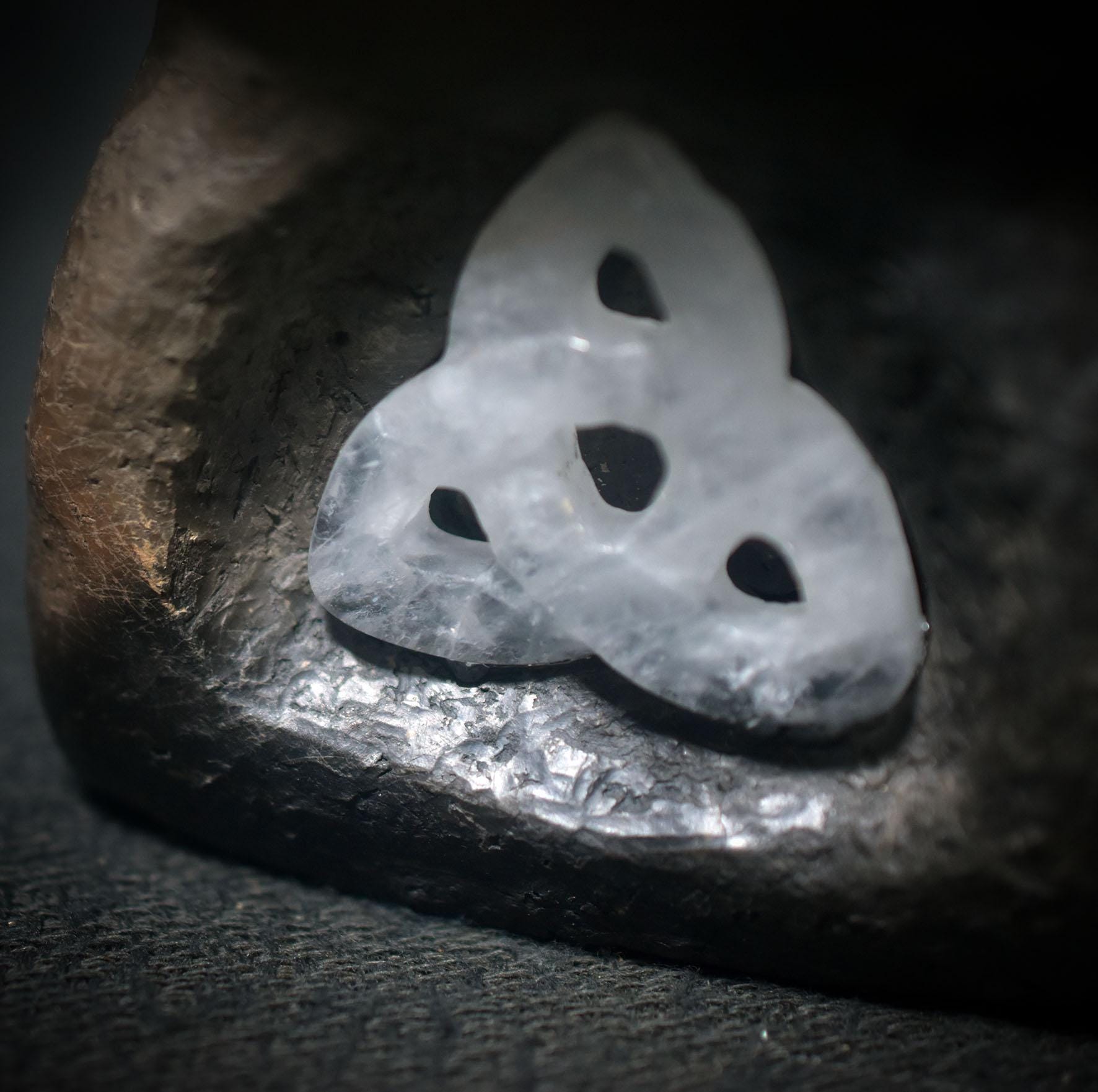 Räucherkelch mit keltischem Knoten – Handgefertigt im Rauchbrand aus Ton - Art.Nr.: RÄG058