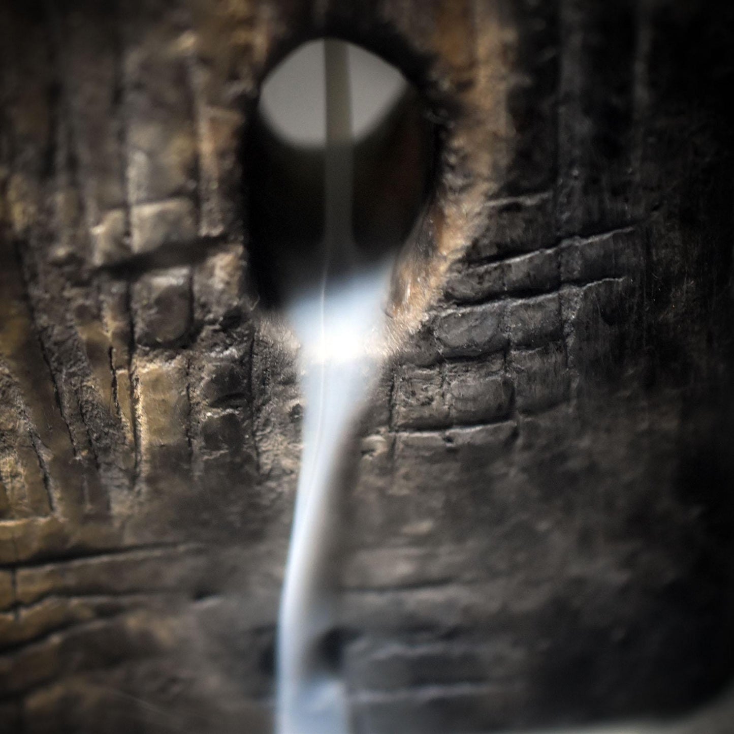 Rückfluss Räucherkegelhalter – Rauchbrand-Turm mit Wicca Blessing Symbol, Eichel & Ilex - Art.Nr.: RÄH037