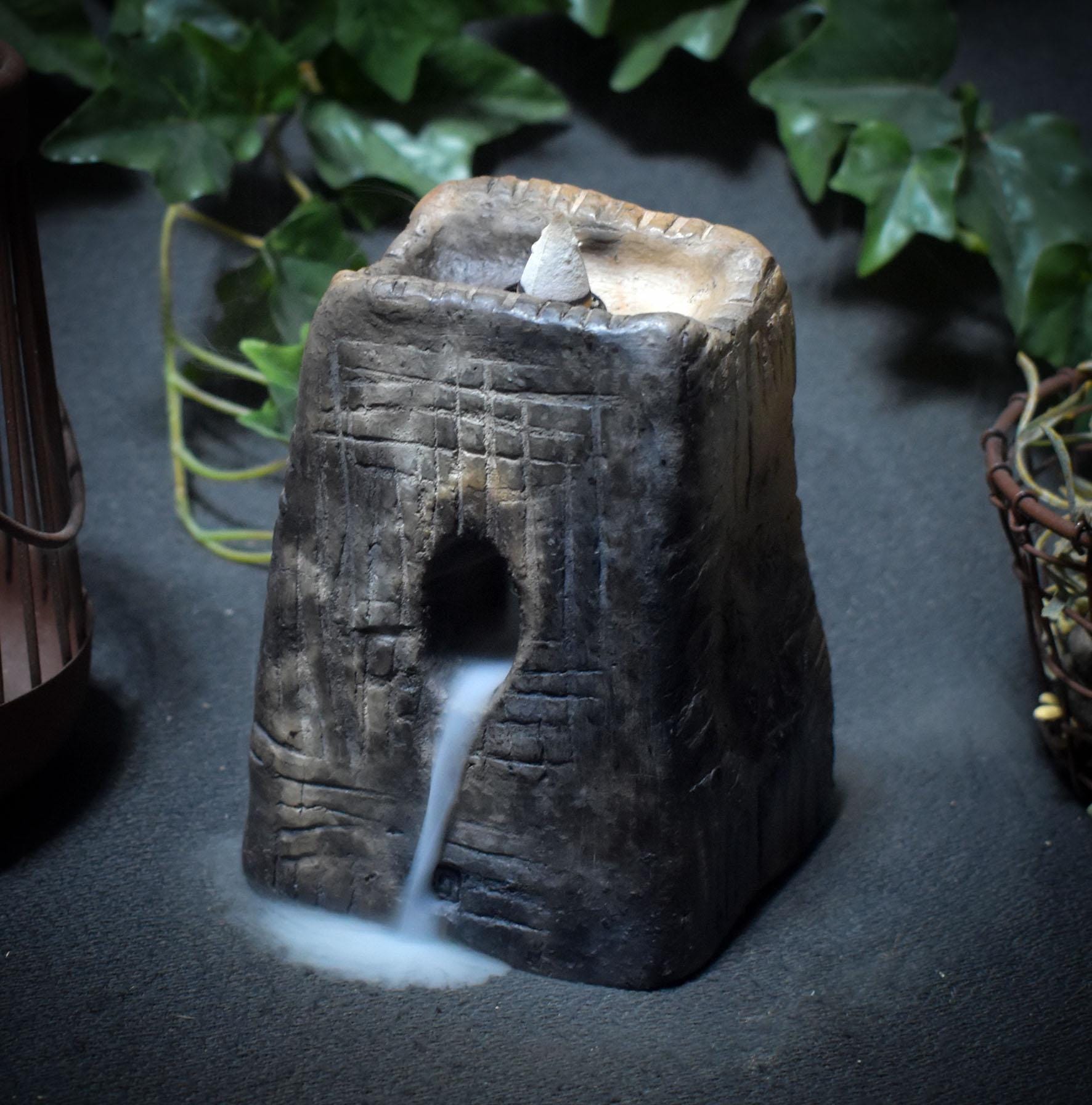 Rückfluss Räucherkegelhalter – Rauchbrand-Turm mit Wicca Blessing Symbol, Eichel & Ilex - Art.Nr.: RÄH037