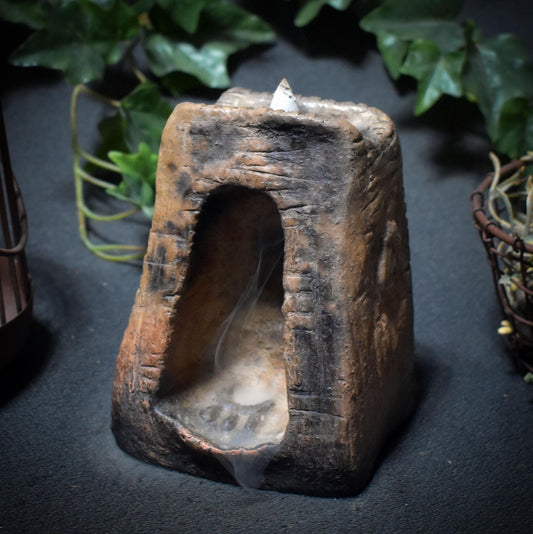 Rückfluss Räucherkegelhalter – Rauchbrand-Turm mit Wicca Blessing Symbol, Eichel & Ilex - Art.Nr.: RÄH037