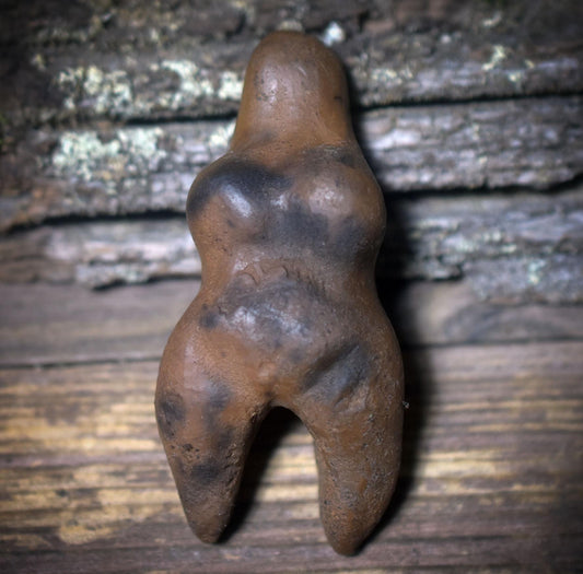 Taschengöttin – archaische Begleiterin aus Ton, handgefertigt in traditioneller Rauchbrandkunst - Art.Nr.: TAS008